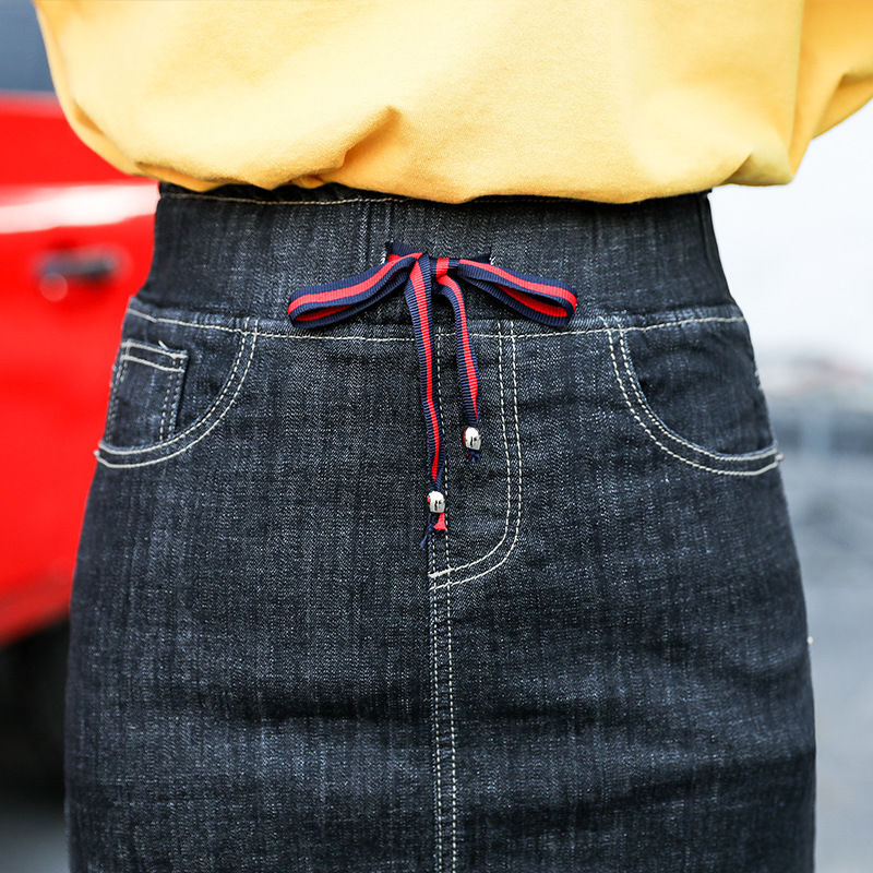 穿牛仔裤已过时了，现在流行直接穿的包臀裙，谁穿谁时髦