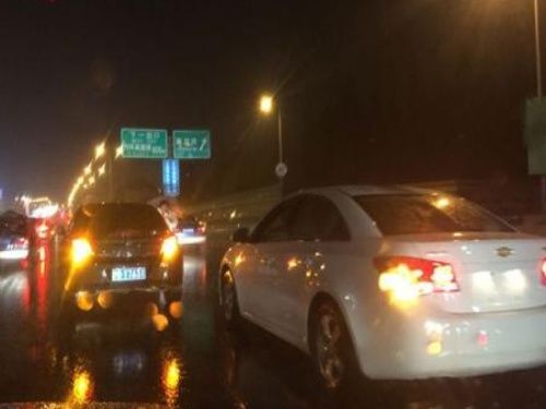 下雨天开雾灯还是双闪?新手司机注意了，别扣分还不知道为什么!