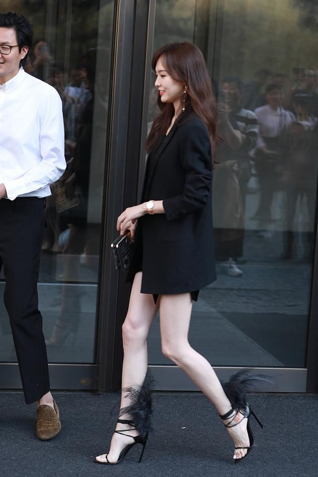 唐嫣宋茜同穿跟天高秀长腿，网友：糖糖遇到对手啦