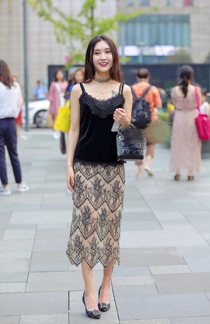 东莞街拍 白色短裤的美女,热裤过于简短,美女走路觉得方便吗?