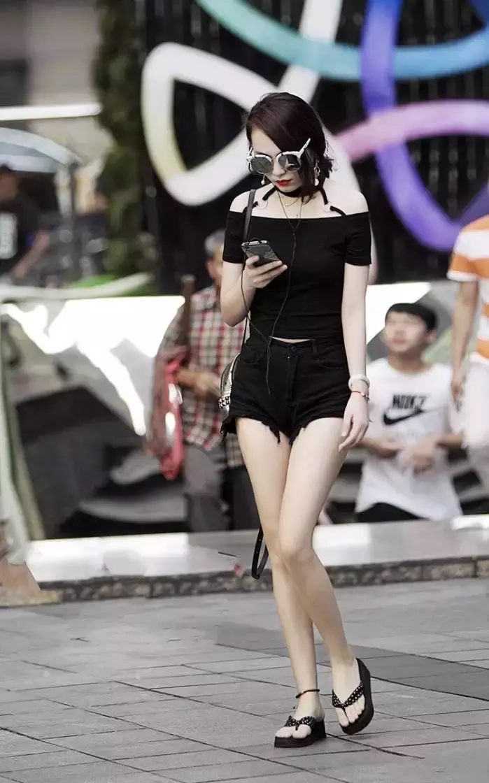 街拍，长得好看，素雅风格的穿搭也很美!