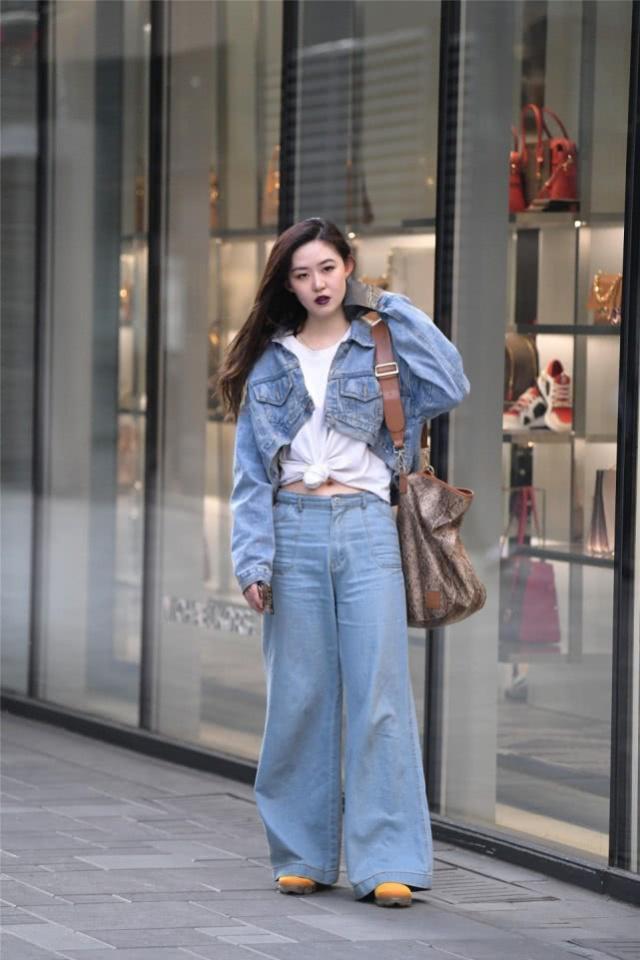 『大方』街拍:时髦大方的时尚美女,牛仔装的搭配潇洒又气派,休闲又不失女人味