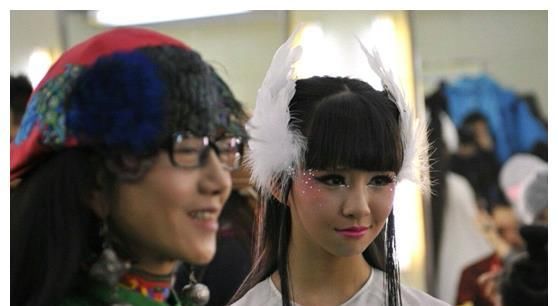  「写真」“孔雀公主”杨丽萍晒写真照片，面若桃花紧致皮肤，62岁却似26岁美少女