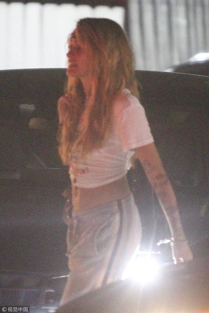 天王女儿帕里斯与女性友人十指紧扣外出 穿露脐T恤大秀马甲线花臂