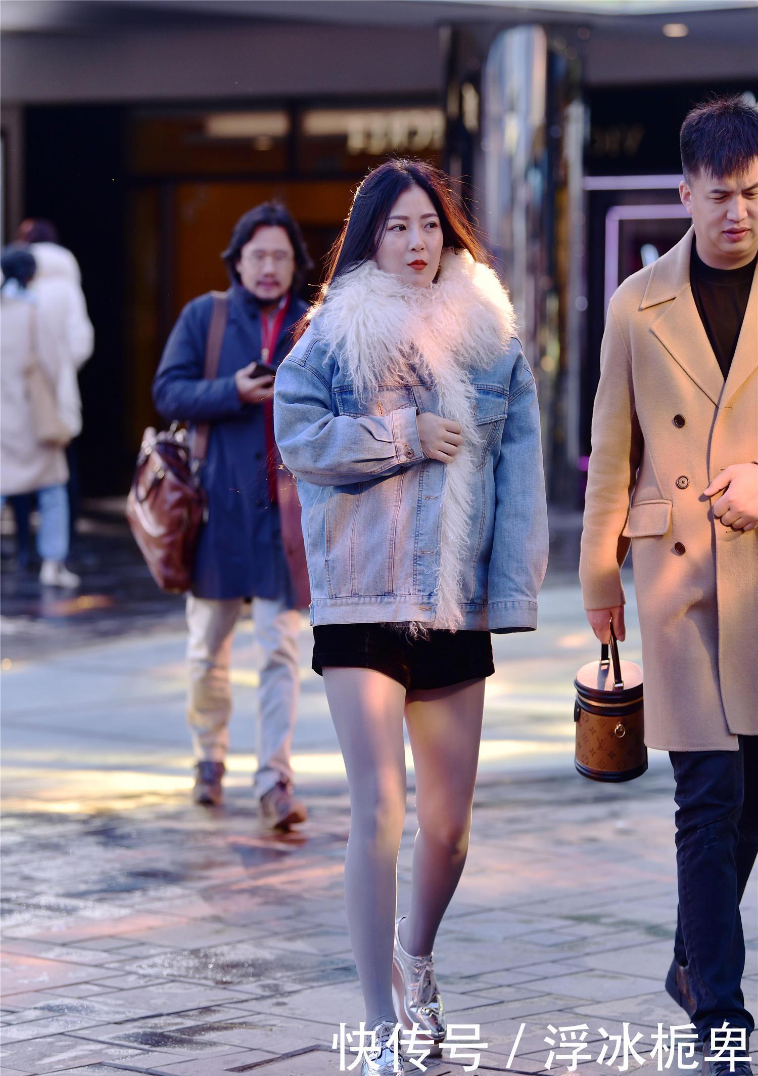 美女■露背的设计,非常彰显性感,小姐姐身上的这款连体裤