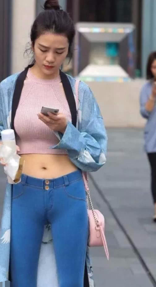 街头时尚小姐姐爱美的你也不妨试一试，让自己的风格为自己带来不