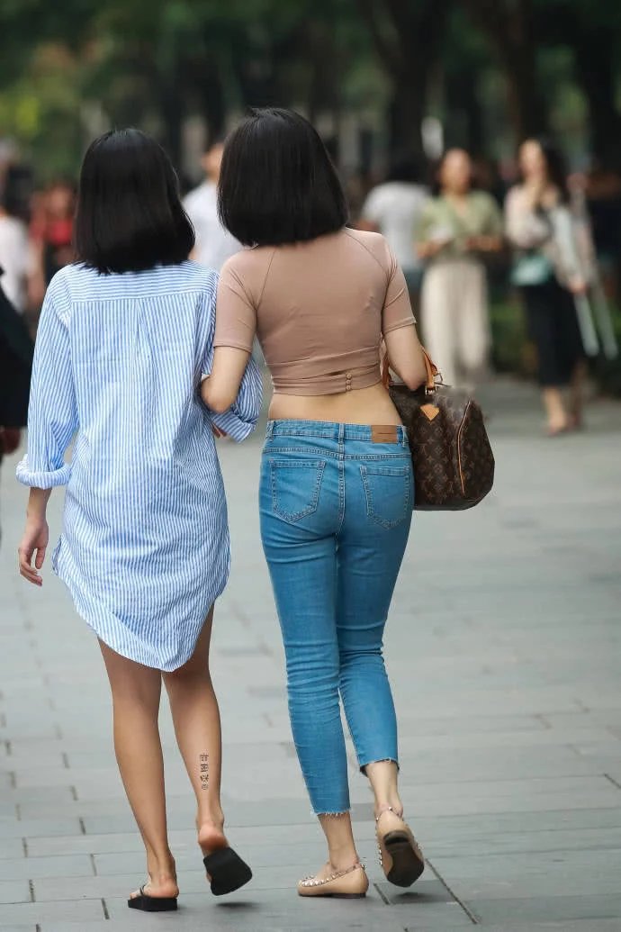 街拍：身材如此风韵的成熟美女，时尚紧身牛仔裤背影迷人