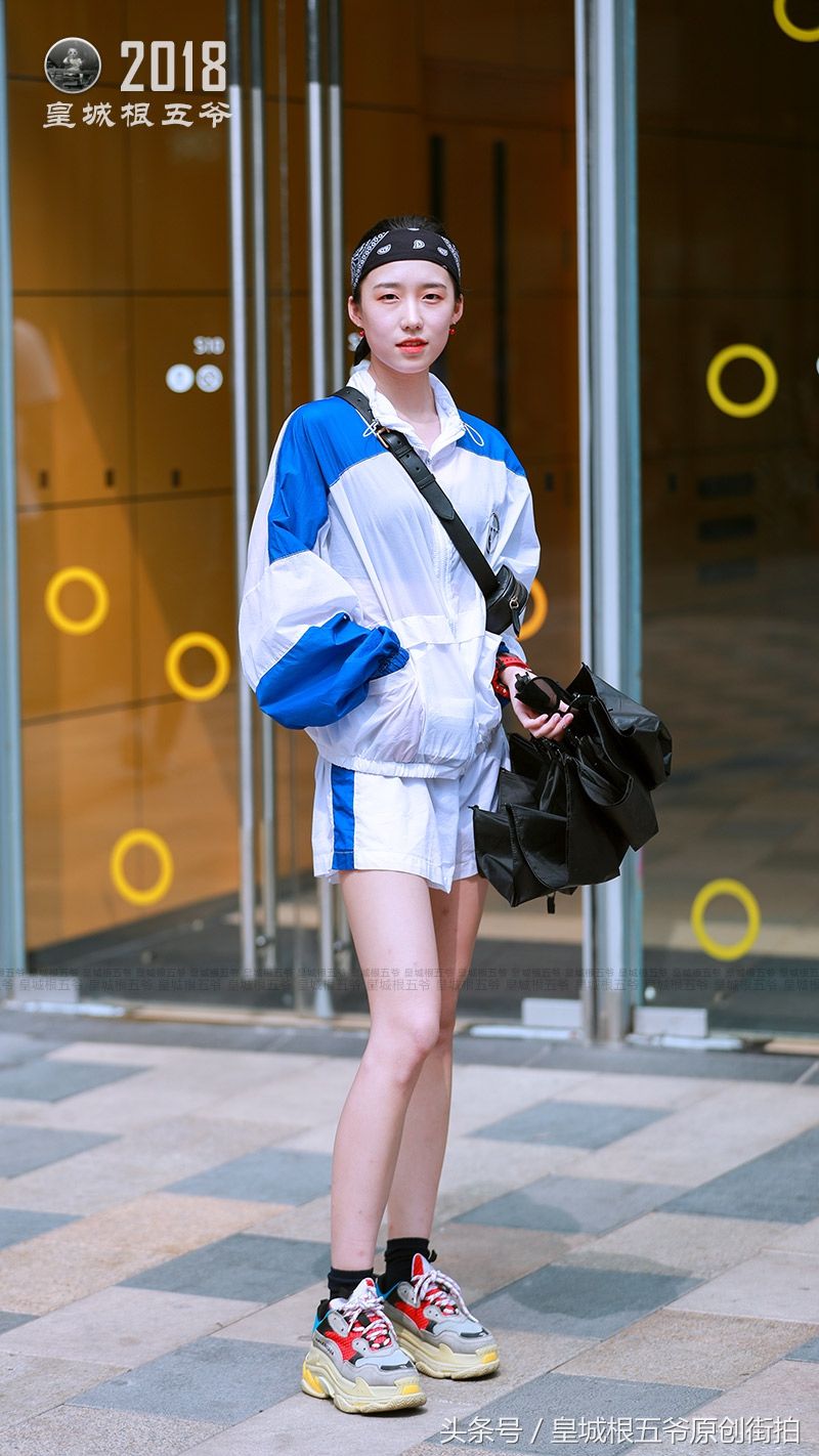 街拍:夏天就是要穿的与众不同，彰显女人独特的魅力