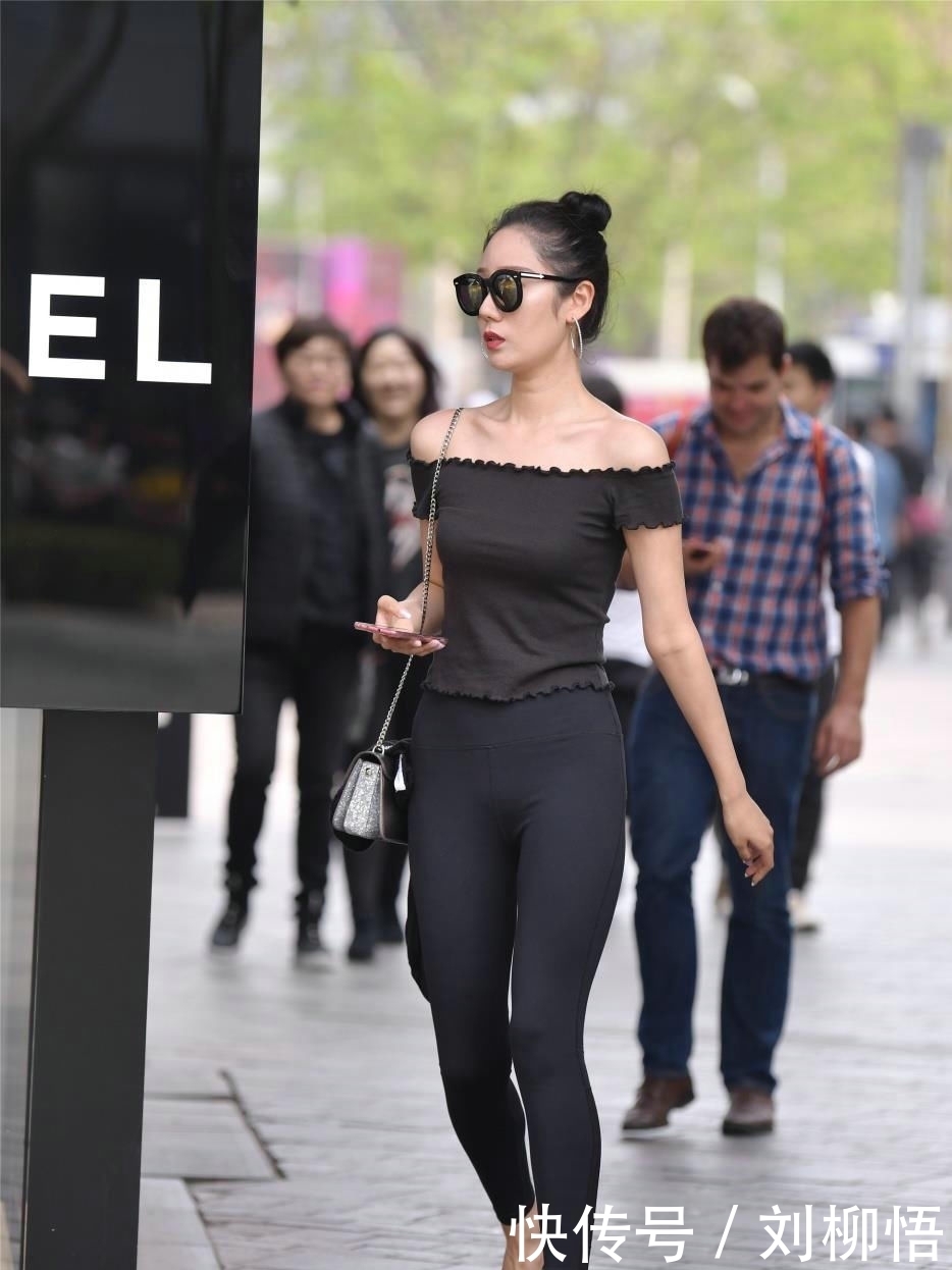  显得|美女把头发盘起，显得人更加精致，十分的迷人