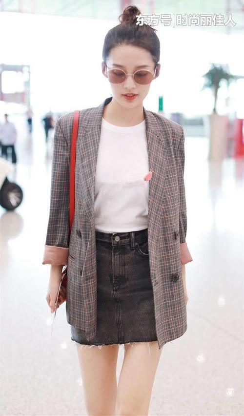 李沁现身机场，身穿牛仔短裤配细针跟，网友：大长腿藏不住