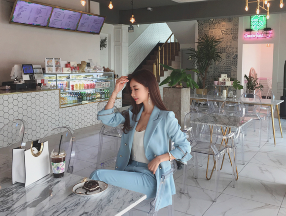 女神孙允珠，峡湾海岸初恋系温柔浅蓝西装