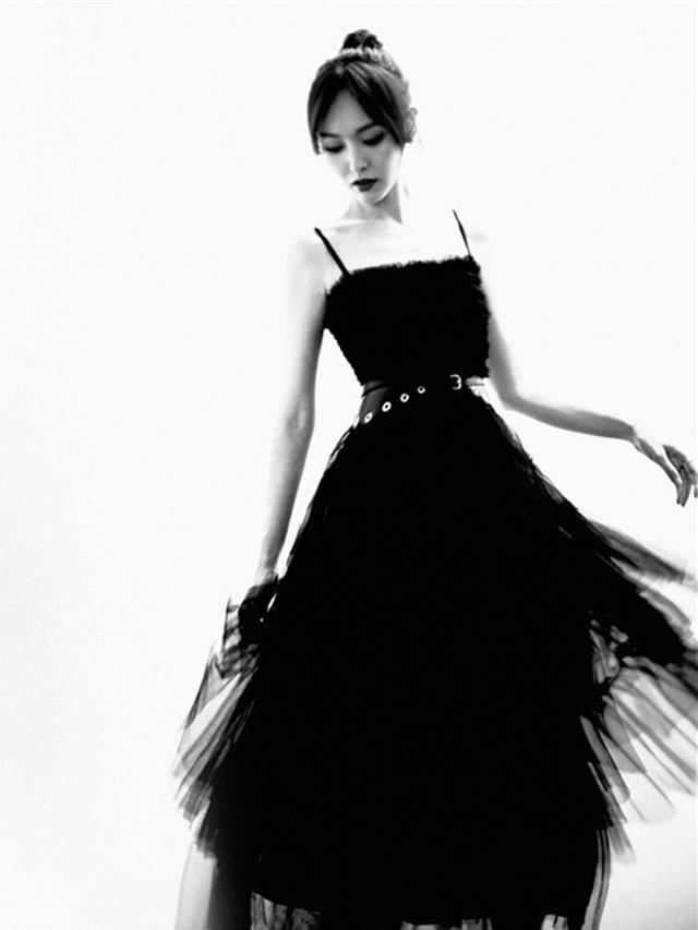 一直以为唐嫣穿黑纱裙已经够美了，直到看见关晓彤，才知道惊艳！