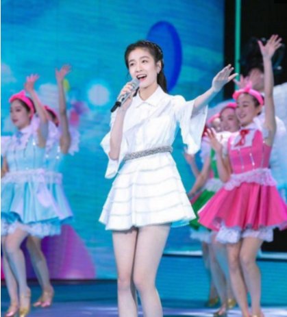 关晓彤张子枫张雪迎三小花旦同台斗艳，一人平底鞋两人高跟鞋