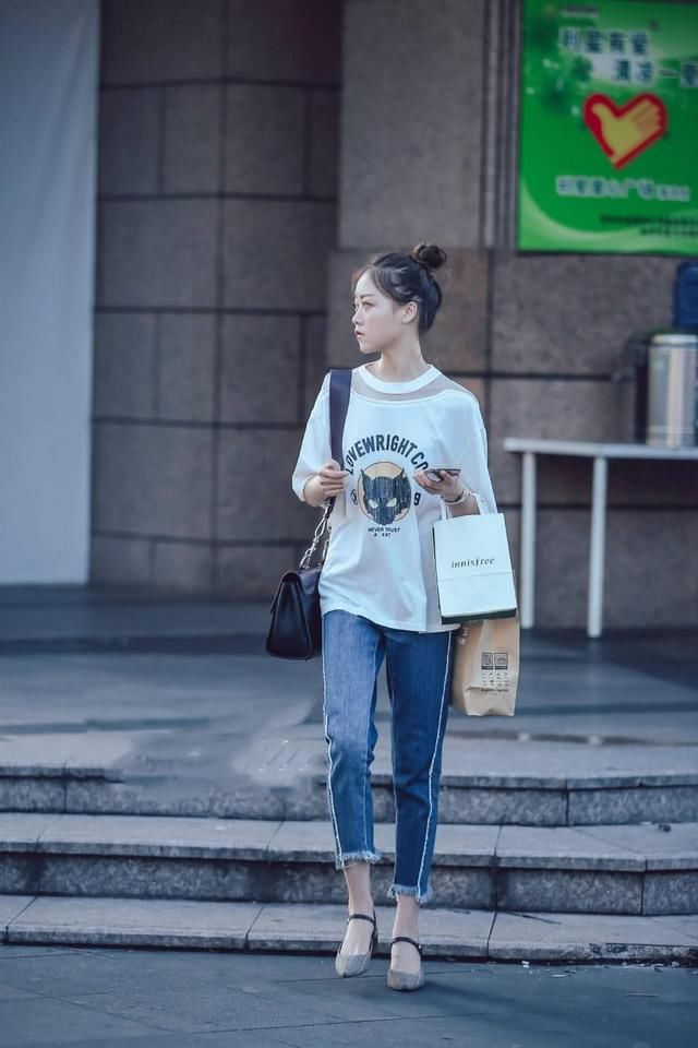 街拍露脐气质美女，个个迷人，这身材太让人羡慕嫉妒恨