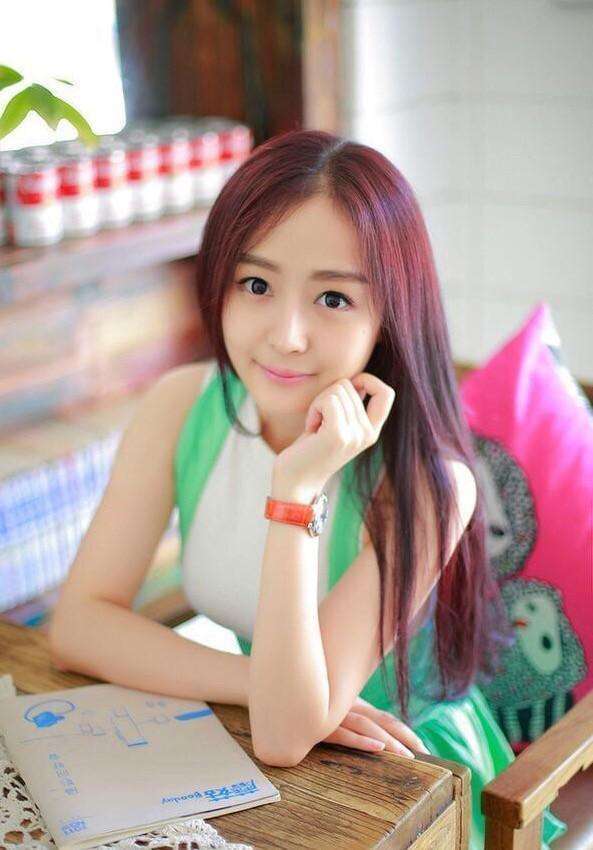 　街拍：江南“小家碧玉”气质的小姐姐，网友：哪看哪精致!