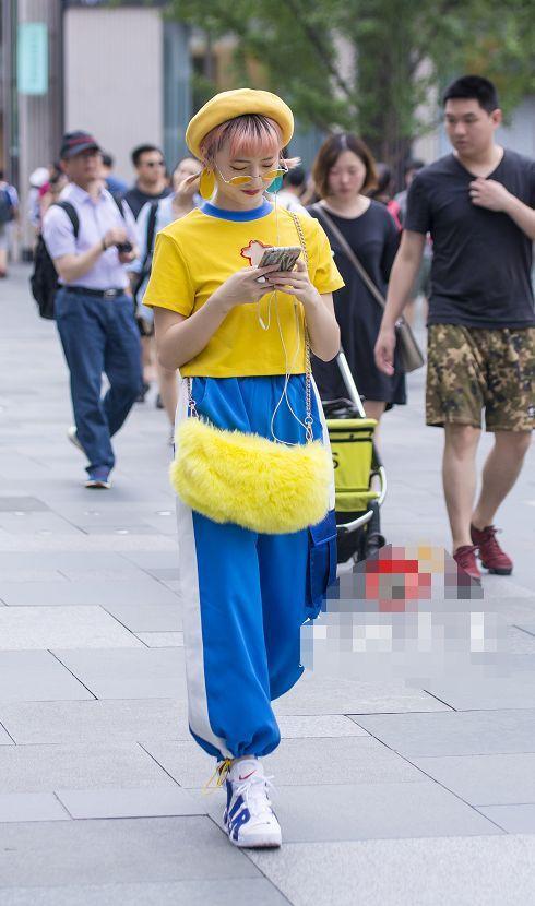 街拍：穿搭时尚的小姐姐们，就算走在大街上绝对也能脱颖而出