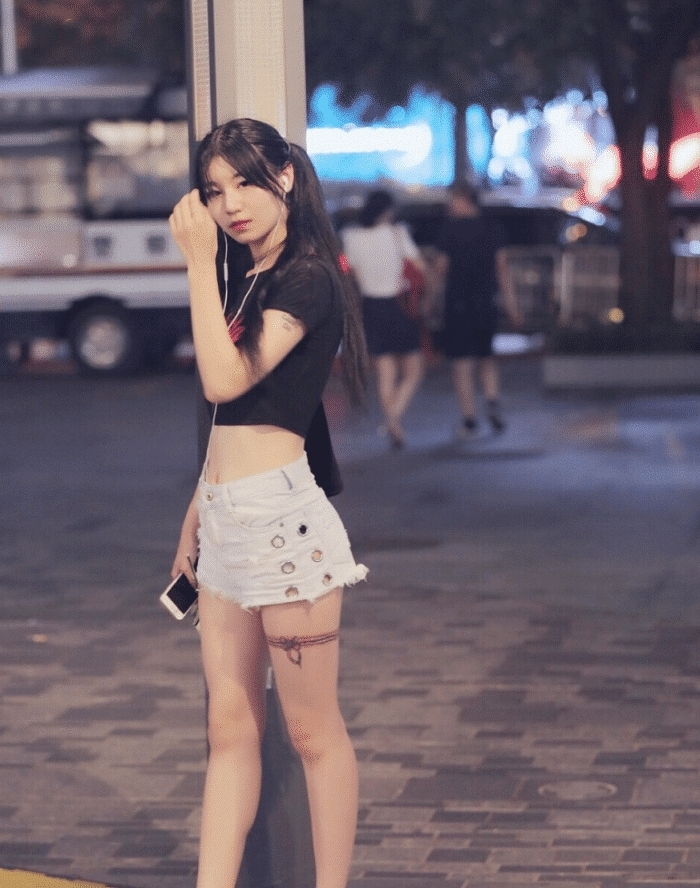  位小姐姐■双马尾很常见，腿上的这双袜子还是第一次见