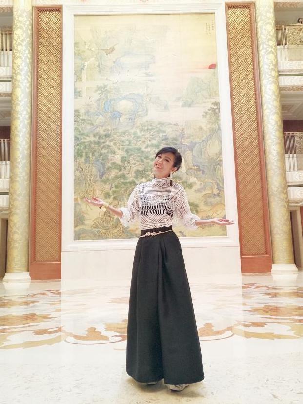 63岁米雪穿镂空长裙比少女还少女, 脸嫩白如雪甜笑好仙美