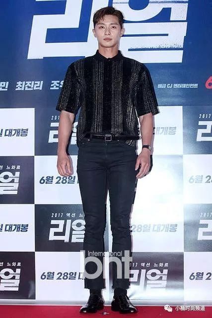 被自己倒影帅到定格！副会长朴叙俊教你善用皮带穿出雅痞型男味