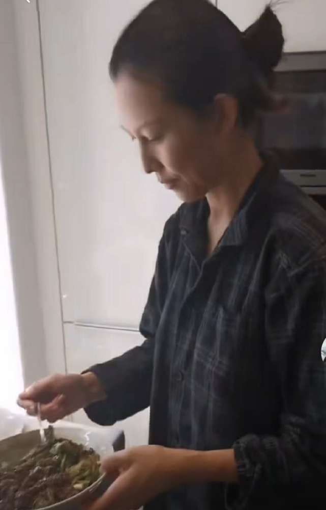  『三胎』张晋晒老婆贴心做饭视频，47岁蔡少芬生完3胎素颜出镜，模样憔悴惹人心疼