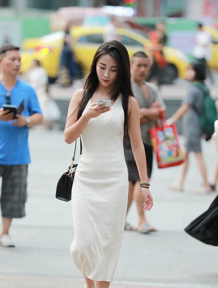 街拍：美女一身清凉穿搭非常好看，给人光鲜靓丽的感觉！