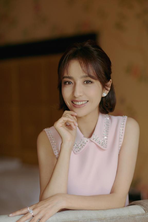 34岁佟丽娅又美了！仅换了个发型嫩回18岁，网友：美得像初恋一样