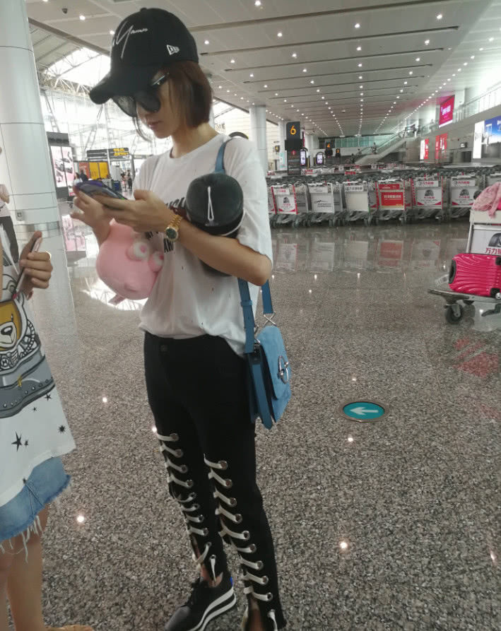 王丽坤给林更新省钱妆都不化，看到裤子更懵，腿更细了