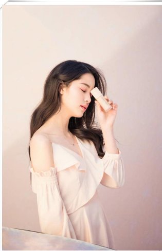 欧阳娜娜18岁穿露肩裙比35岁韩雪还女人，网友:太成熟了