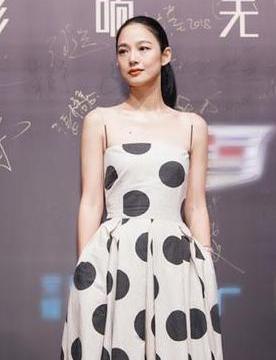 50岁的金星厉害了!挑战赵薇陶虹同穿波点裙,网友:到底谁赢了