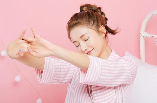 『想要肌肤』睡醒做好这4件事,肌肤更容易水嫩Q弹,难怪韩国“水光肌”遍地!