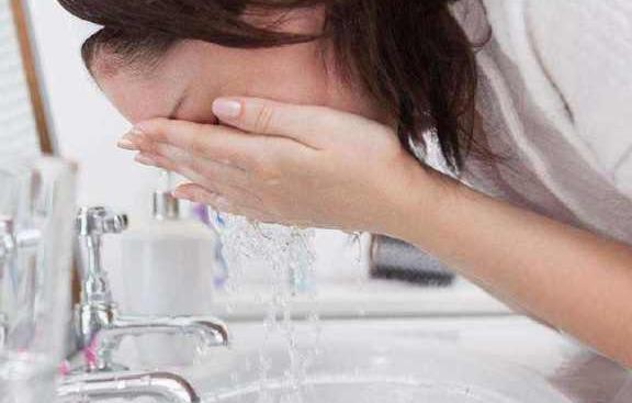 夏天洗脸时，水里加点“不值钱”的它，皮肤变得白嫩又光滑！