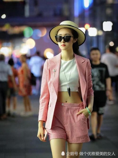  【女人味】小姐姐的牛仔短裤能秀长腿，也能秀马甲线，让我意外的是这样更有女人味了
