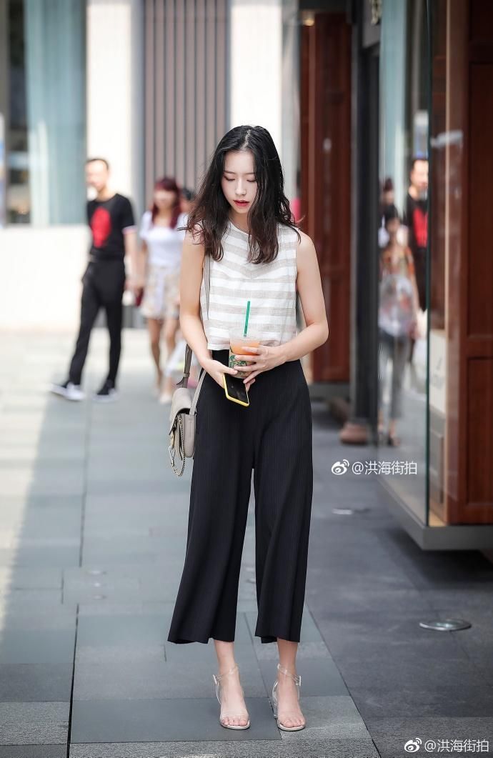 街拍:文静甜美的小姐姐，心中的小鹿撞个不停，多少人又恋爱了呢