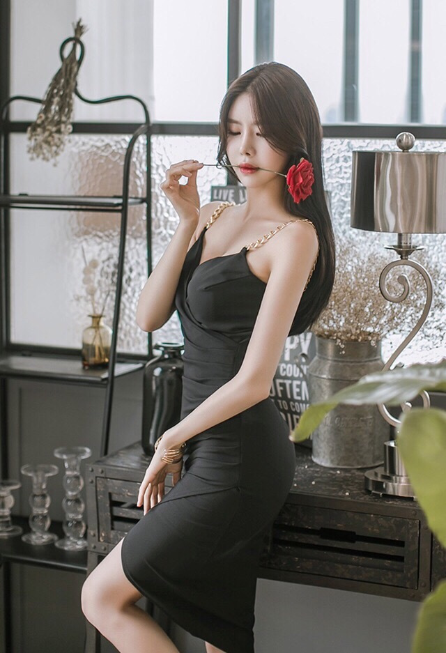 冷艳精致的吊带黑裙美女，娇美的花与神秘的黑让魅力绽放！