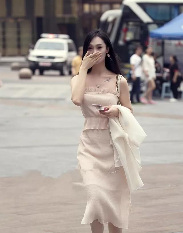  「潮人」路人街拍,美女穿着漂亮的短裙,展现火辣的身材,太迷人了!