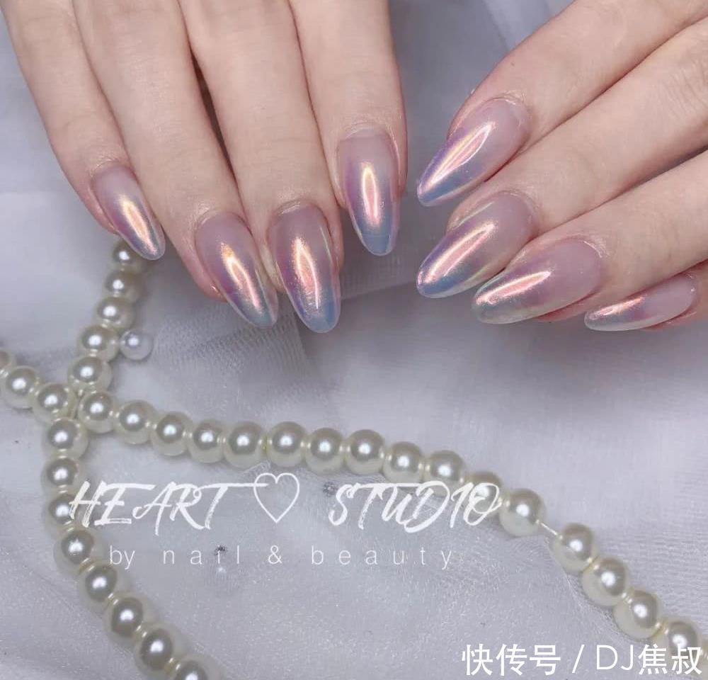 『闺蜜』做一次极光色美甲吧!闺蜜吵着让我陪她去做