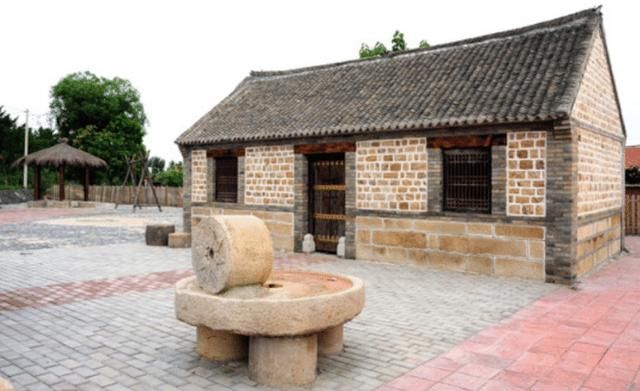 原农村户口现“非农户口”，想回村养老，可否在农村翻建新房？