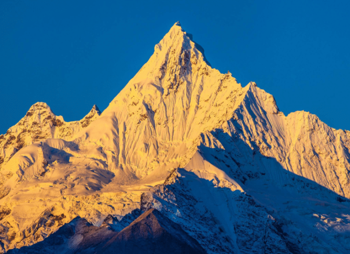 梅里雪山的卡格博峰南侧，有自千米悬崖倾泻而下的瀑布，称为“雨