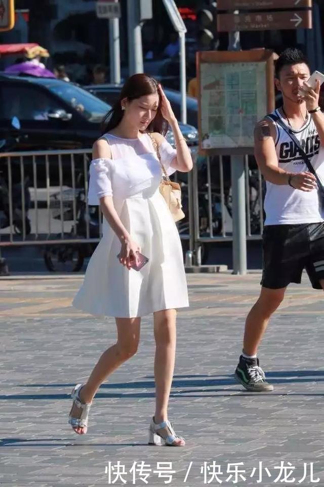  『条纹』街拍：美女脚上穿上一双尖头的高跟鞋，黑白的条纹看上去十分的时尚