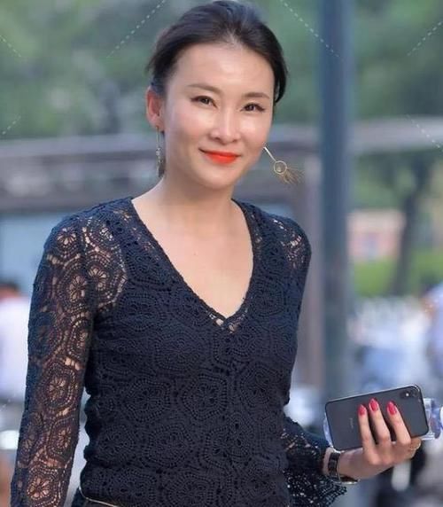  美女■街拍：一貌倾城的美女，一条白色的吊带连衣裙，青春靓丽气质美