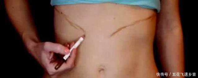 美女给自己的腰打了个结还若无其事，走近发现真相后，原来是这样