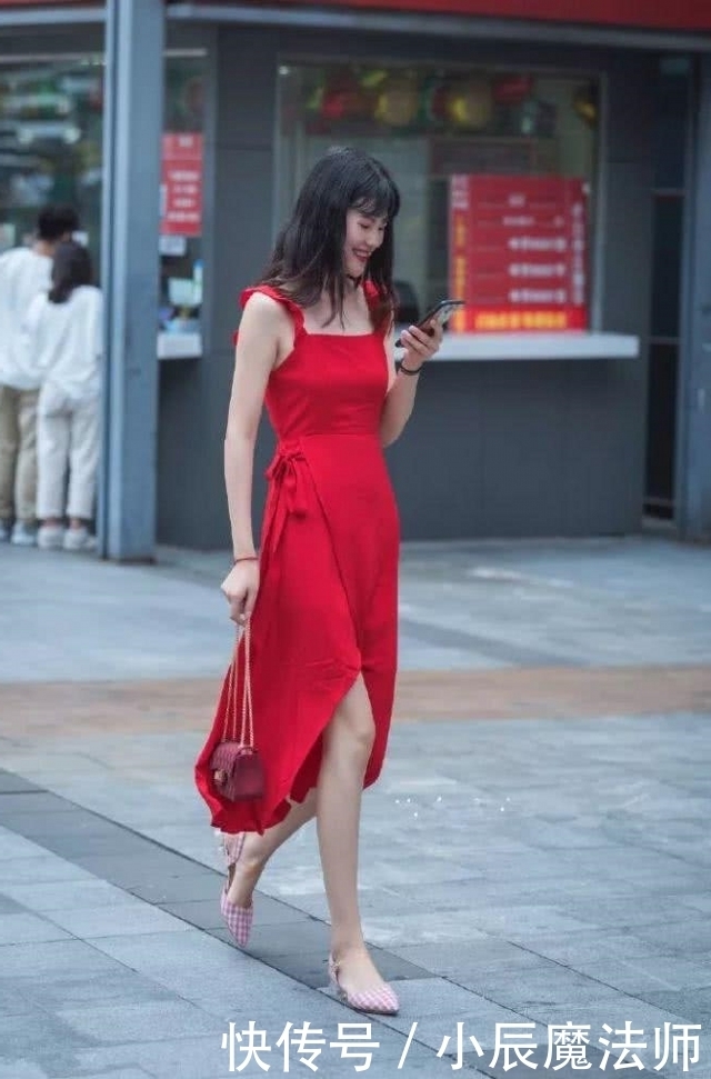  姑娘|路人街拍，姑娘穿一条水洗色破洞牛仔裤，休闲又帅气