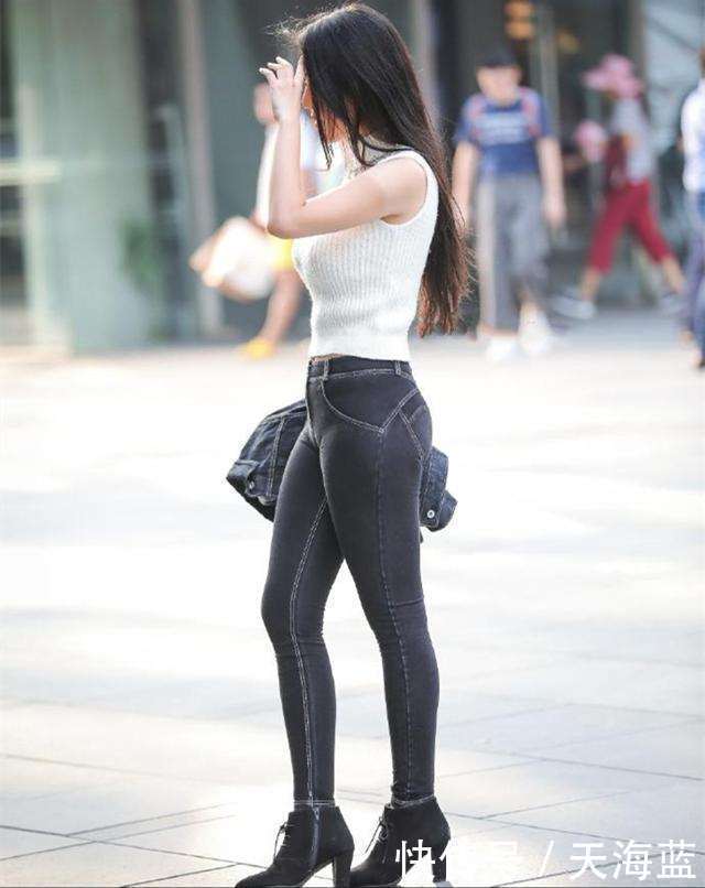 时尚街拍，穿紧身裤出街的小姐姐，曼妙曲线秀出独特女人味