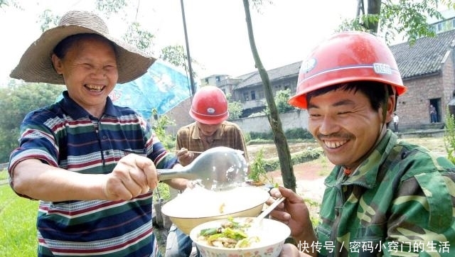  [秋收]一些地方在中秋节前出现了“用工荒”，一天几百没人做，