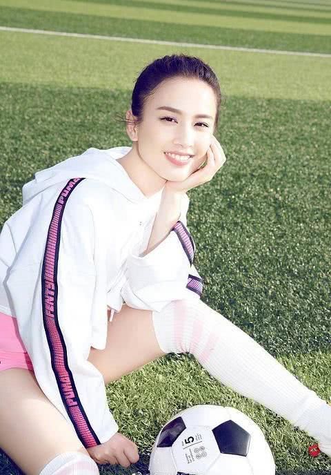 黄圣依穿粉色短裤露脐上衣，陪安迪踢球，网友：身材不输关晓彤