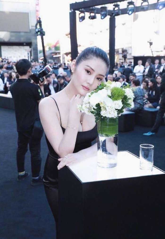 徐冬冬出席活动,就两条细线撑着裙子,网友:肩带快支撑不住了!