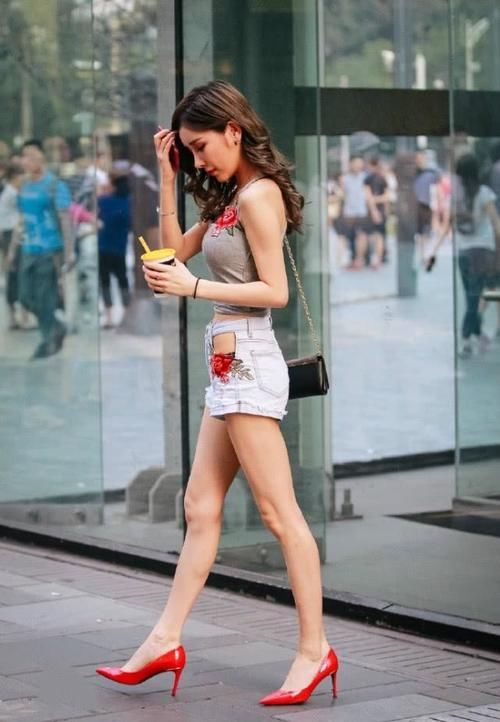  『破洞』灰色小背心打个结配破洞超短裙 让你的美秒变行走的风景