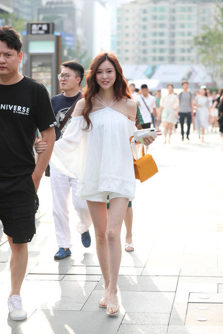 街拍路人，小姐姐穿衣搭配十分优雅，穿出了东方女人的独特韵味！