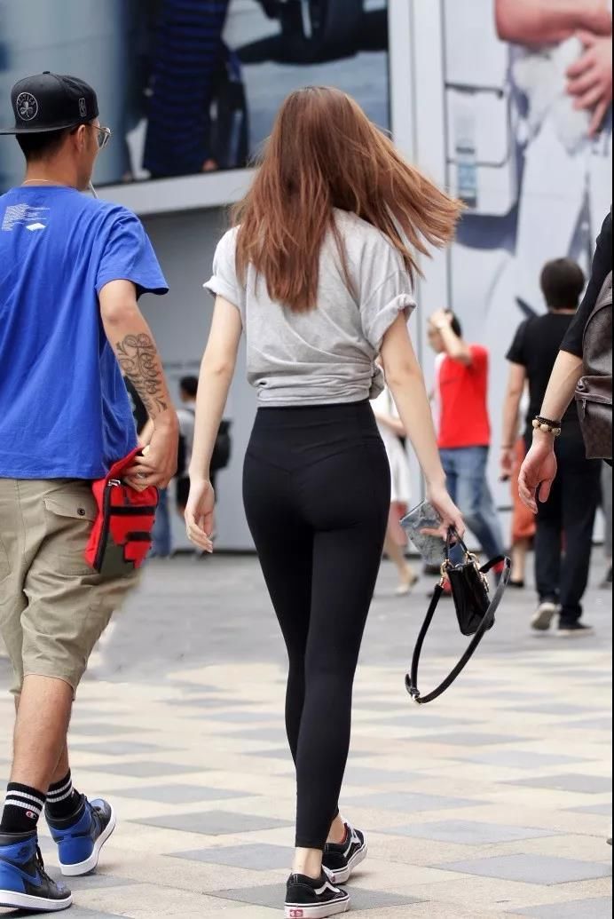 街拍：身姿妙曼，婀娜性感，美臀的黑裤美女逛街