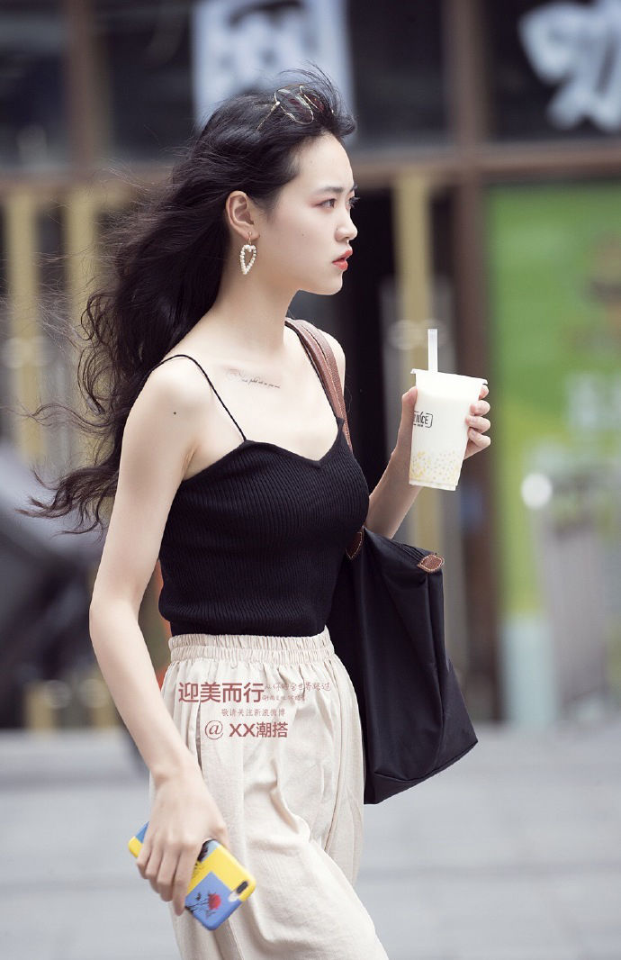 街拍北京:能够驾驭简单的时尚搭配，说明颜值足够高!